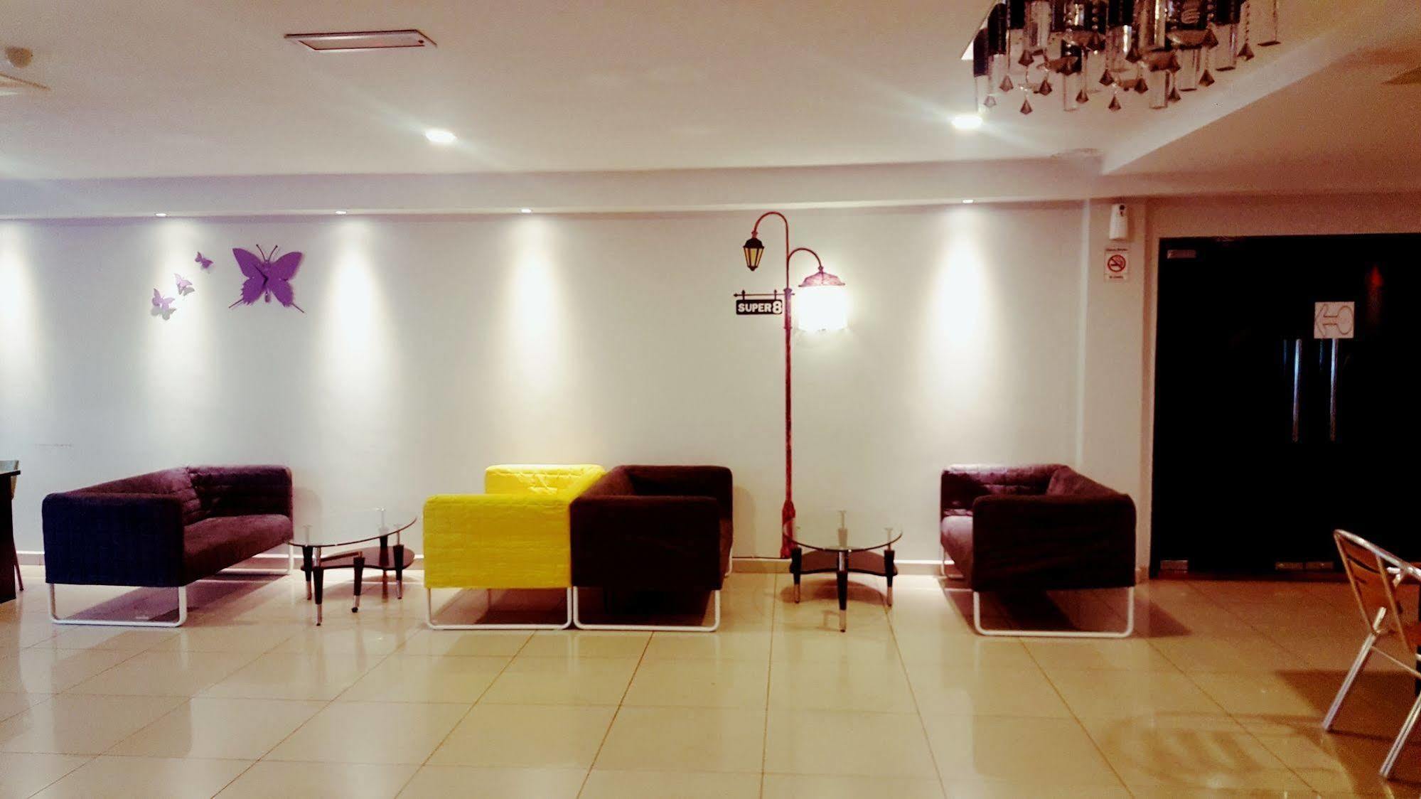 Super 8 @ 2* George Town